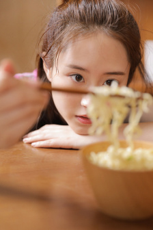朱门绣户PO18以唇喂水